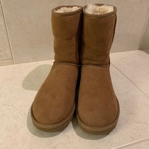 UGG- Classic Chestnut Short II Boots